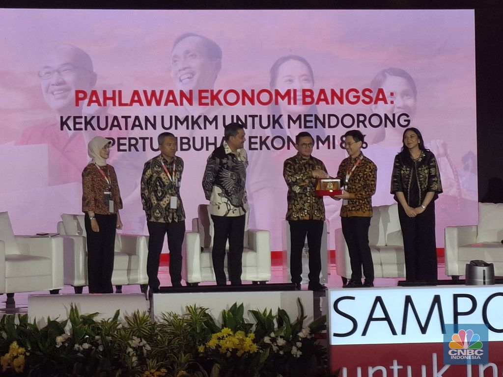 Acara Pembinaan dan Diskusi Panel Pelaku UMKM Binaan PT H.M. Sampoerna Tbk, Turut Hadir sebagai Panelis Menteri UMKM, Menteri Perdagangan, Direktur Retail Funding and Distribution BRI, Direktur Bisnis Perum Bulog, dan CEO Trans Digital Lifestyle Group Putri Tanjung. (CNBC Indonesia/Chandra Dwi)