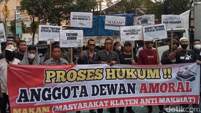 Aksi massa di kantor DPRD Klaten, Senin (17/3/2025).