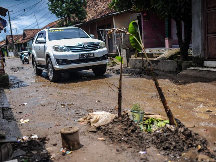 Protes Jalan Rusak, Warga Serang Tanam Pohon Pisang