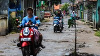 Aksi penanaman pohon pisang tersebut sebagai bentuk protes jalan rusak yang terjadi di sejumlah titik di daerah tersebut dan tak kunjung diperbaiki.  