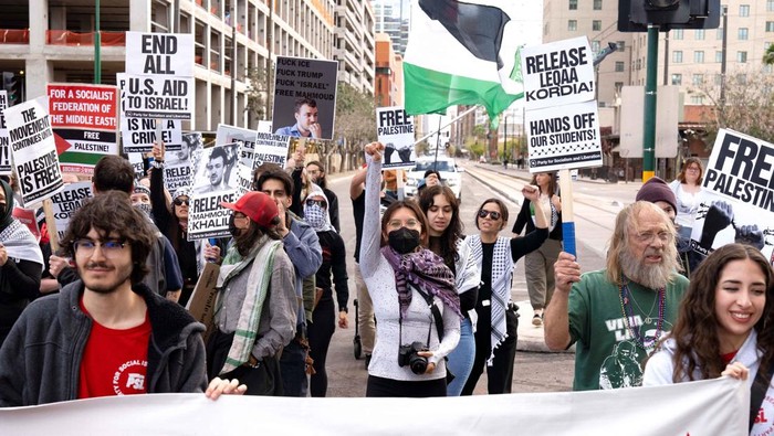 Aktivis Pro-Palestina Ditangkap, Demonstrasi Pecah di AS Police officers detain protesters inside Trump Tower during a rally against the ICE detention of Palestinian activist and Columbia University graduate student Mahmoud Khalil, in New York City, U.S., March 13, 2025. REUTERS/Jeenah Moon