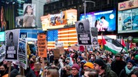 Demonstran menghadiri protes di Timers Square, menyusul penangkapan oleh agen imigrasi AS terhadap mahasiswa Palestina yang berunjuk rasa, Mahmoud Khalil, di Universitas Columbia, di New York City, AS, 15 Maret 2025. REUTERS/Eduardo Munoz.  