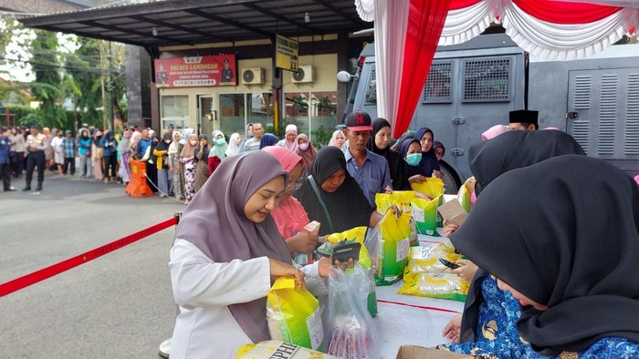 Antrean pembeli dalam bazar murah di Polres Lamongan