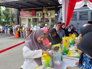 Polres Lamongan Gelar Bazar, Sembako Ludes dalam 2 Jam