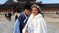 Asri Welas didampingi putra sulungnya, Gilbram Ridha Rahardja, ke Korea Selatan. Kepergiannya ke Korea Selatan untuk melakukan prosedur kecantikan. Foto: Instagram@asri_welas
