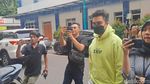 Ketika Baim Wong Jenguk Nikita Mirzani di Rutan Polda Metro Jaya