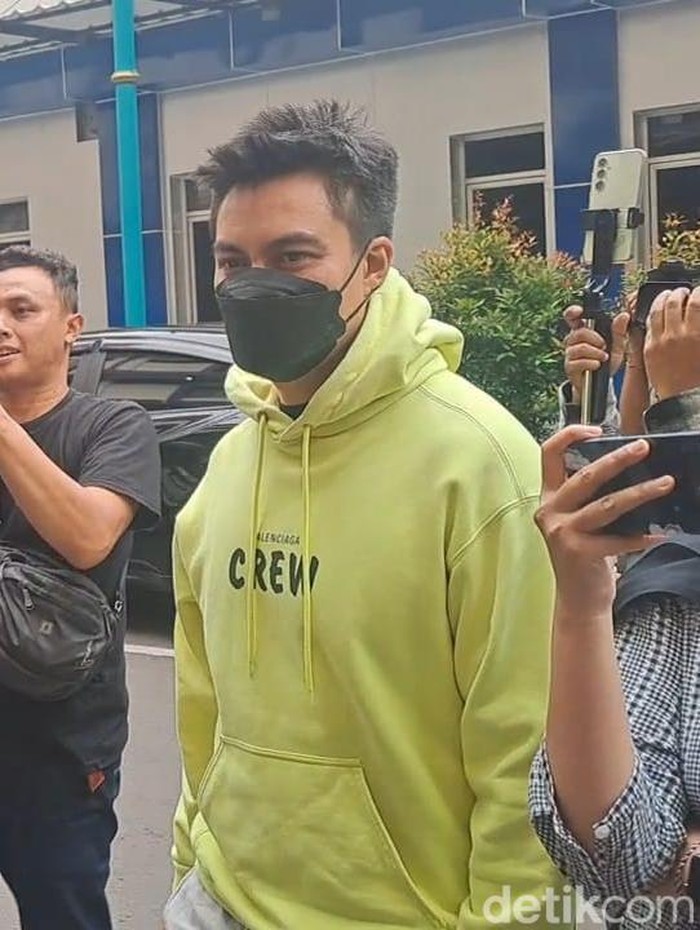 Baim Wong jenguk Nikita Mirzani di Rutan Polda Metro Jaya.