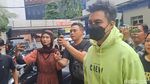 Ketika Baim Wong Jenguk Nikita Mirzani di Rutan Polda Metro Jaya