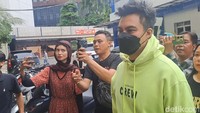 Suami Paula Verhoeven itu datang sendiri. Terlihat dia memakai hoodie berwarna kuning terang dan masker hitam. Foto: Febri/detikHOT
