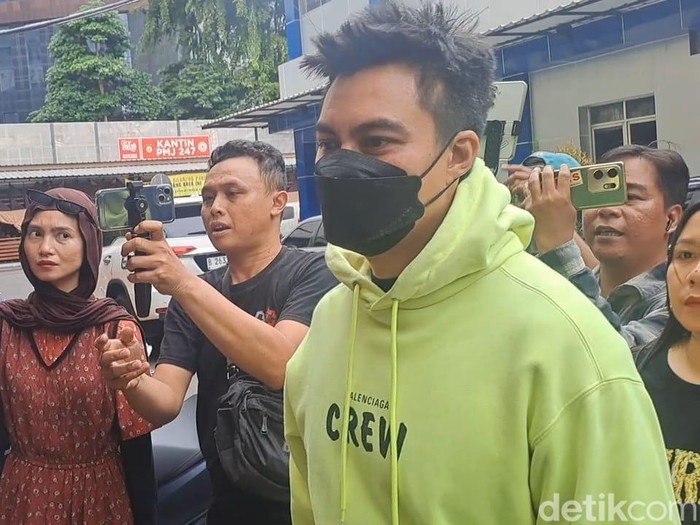 Baim Wong jenguk Nikita Mirzani di Rutan Polda Metro Jaya.