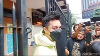 Baim Wong hanya mendoakan Nikita Mirzani. Nggak bawa apa-apa. Panjang umur pokoknya panjang umur, ucap Baim Wong singkat. Foto: Febri/detikHOT