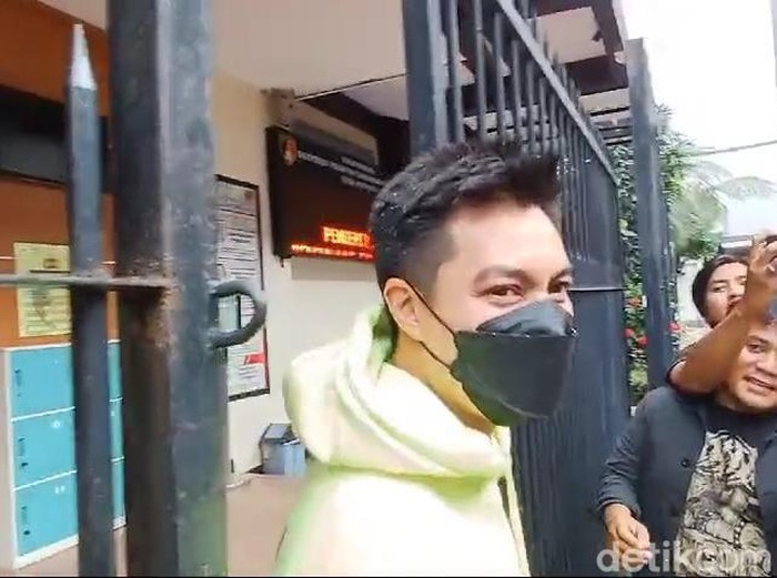Baim Wong Baim Wong jenguk Nikita Mirzani di Rutan Polda Metro Jaya.