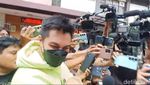 Ketika Baim Wong Jenguk Nikita Mirzani di Rutan Polda Metro Jaya