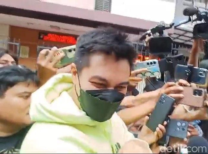 Baim Wong Baim Wong jenguk Nikita Mirzani di Rutan Polda Metro Jaya.