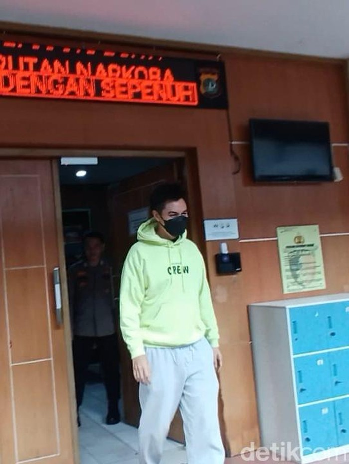 Baim Wong Baim Wong jenguk Nikita Mirzani di Rutan Polda Metro Jaya.