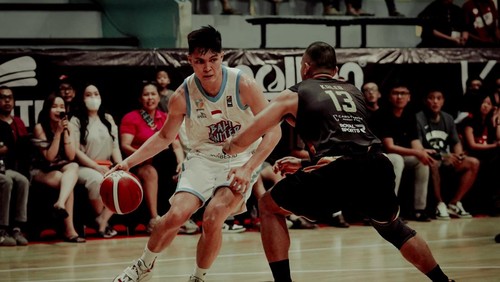 Shooting guard (SG) Bali United, Brando Oktavianus Kosegeran (jersey putih) saat berhadapan dengan pemain Dewa United di GOR Purna Krida, Kerobokan, Jumat (14/3/2025).