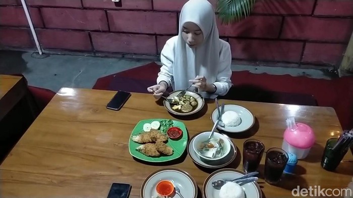Berbuka puasa dengan makanan dari olahan bandeng di warung Pondok Bandeng Babe Pati jalan Sunan Kalijaga, Desa Sidokerto Kecamatan Pati, Senin (17/3/2025).