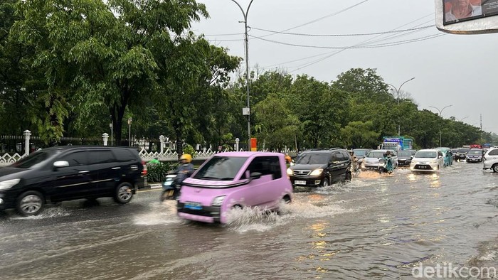 Banjir di depan kantor Gubernur Sulsel tepatnya Jalan Urip Sumoharjo Makassar.
