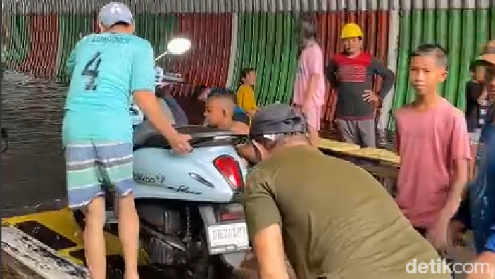 Banjir di terowongan Rappokalling, Makassar.