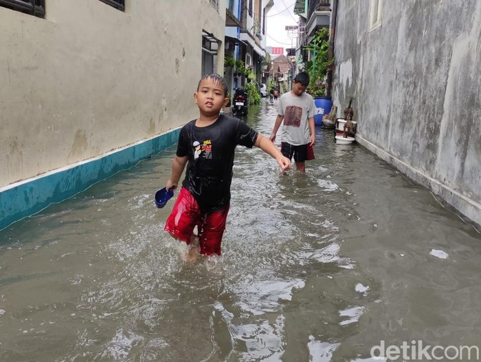 banjir menerjang 10 desa di kecamatan waru