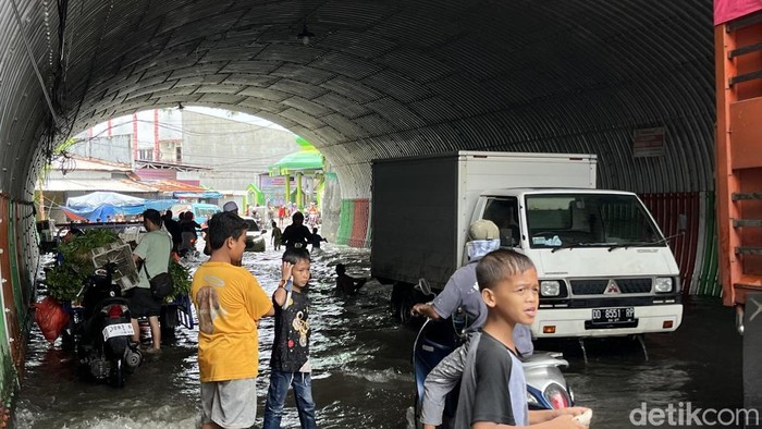Banjir merendam terowongan Rappokalling, Makassar.
