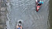 Banjir terjadi akibat curah hujan tinggi dan daya tampung sungai yang belum maksimal serta drainase yang buruk.