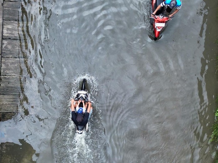 Foto udara banjir menggenangi kawasan Waru, Sidoarjo, Jawa Timur, Selasa (17/3/2025). Curah hujan tinggi dan daya tampung sungai yang belum maksimal serta drainase yang buruk mengakibatkan banjir menggenangi ruas jalan dan permukiman warga. ANTARA FOTO/Umarul Faruq/foc.