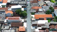Banjir menggenangi ruas jalan dan permukiman warga.