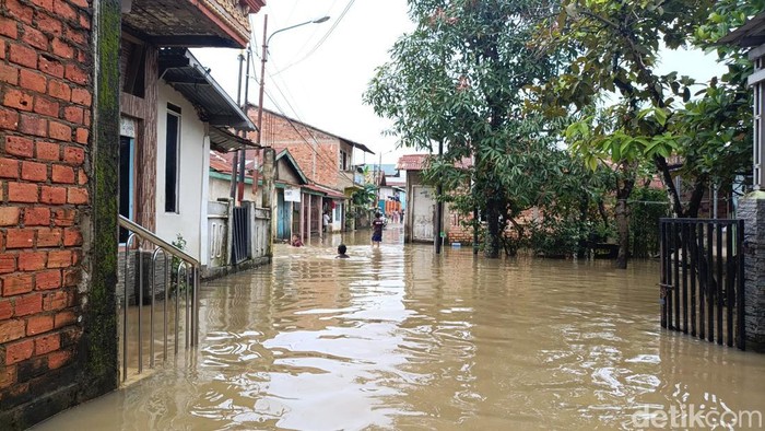 Banjir yang terjadi di Jalan Simanjutak, Palembang