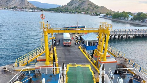Beberapa kendaraan mulai memasuki kapal di Pelabuhan Lembar, Lombok Barat, beberapa waktu lalu. (Nathea Citra/detikBali)