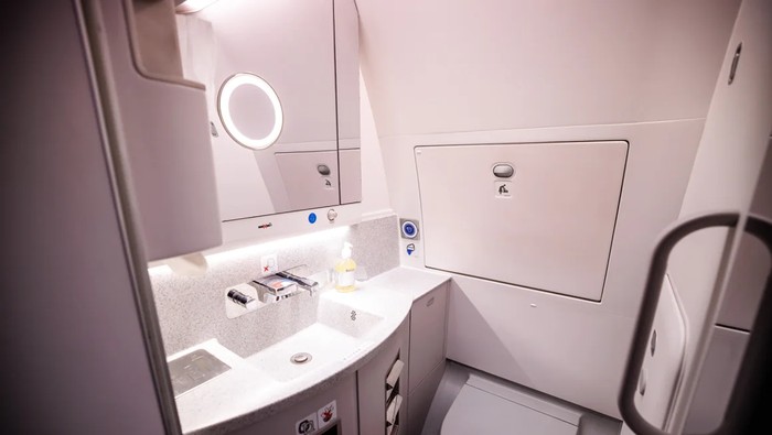 Bentuk toilet di pesawat yang hampir tidak berubah sejak tahun 1975 (saat James Kemper mematenkan sistem penyiraman vakum).