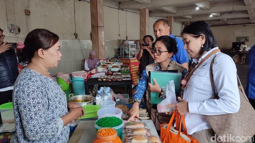 BPOM Denpasar melakukan uji lab makanan yang dijual di Pasar Ramadan, Tabanan, Senin (17/3/2025). (Ahmad Firizqi Irwan/detikBali)