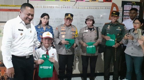 Bupati Gianyar I Made Mahayastra meninjau pelaksanaan program Makan Bergizi Gratis (MBG) di SD Negeri 3 Batubulan dan SMP N 5 Sukawati, Senin (17/3/2025). (Foto: Dok. Pemkab Gianyar)