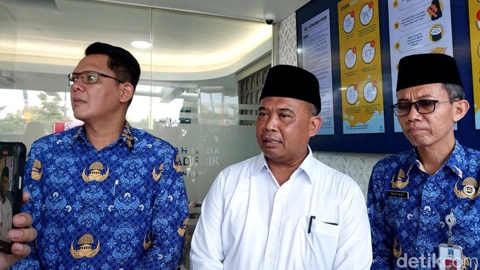 Bupati Sleman Harda Kiswaya menjenguk bocah korban petasan di RSA UGM, Senin (17/3/2025).