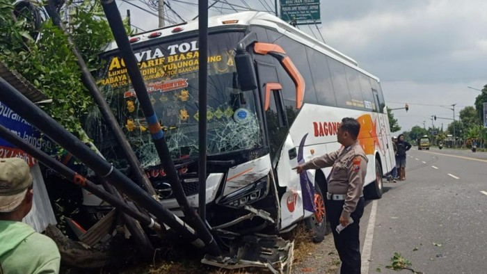 Bus Bagong Tabrak Isuzu Panther di Tulungagung