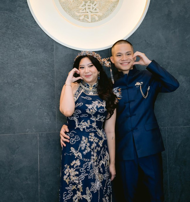 Di hari sangjit tersebut keduanya tampil serasi dalam busana khas Tionghoa berwarna biru tua. Natasha memilih cheongsam dengan potongan halter neck. Sementara Cellos tampil dengan changshan polos bergambar singa di salah satu sisi dadanya. Foto: Instagram/@natashaput