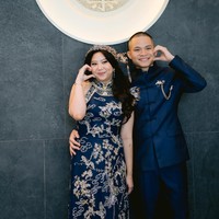 Di hari sangjit tersebut keduanya tampil serasi dalam busana khas Tionghoa berwarna biru tua. Natasha memilih cheongsam dengan potongan halter neck. Sementara Cellos tampil dengan changshan polos bergambar singa di salah satu sisi dadanya. Foto: Instagram/@natashaput