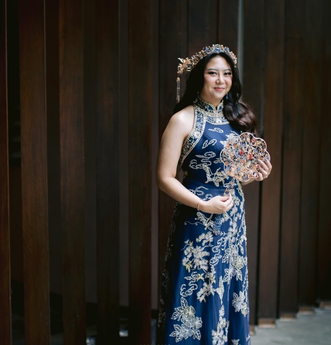Terlihat anggun, Natasha tampil lengkap dengan membawa kipas di tangannya. Rambutnya dibiarkan terurai dengan menambahkan headpiece yang senada dengan warna pakaiannya. Foto: Instagram/@natashaput