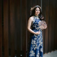 Terlihat anggun, Natasha tampil lengkap dengan membawa kipas di tangannya. Rambutnya dibiarkan terurai dengan menambahkan headpiece yang senada dengan warna pakaiannya. Foto: Instagram/@natashaput