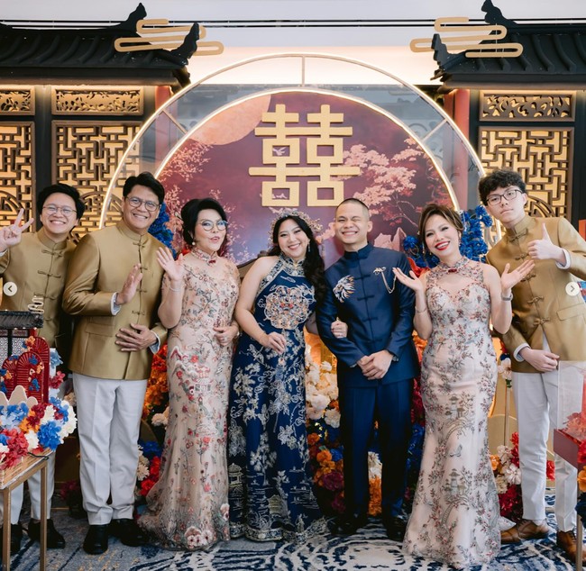 Para anggota keluarga yang hadir juga tampil kompak kenakan cheongsam dan changshan bernuansa coklat. Diketahui acara tersebut digelar di Tien Chao Chinese Restaurant, Grand Melia Jakarta. Foto: Instagram/@natashaput
