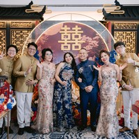 Para anggota keluarga yang hadir juga tampil kompak kenakan cheongsam dan changshan bernuansa coklat. Diketahui acara tersebut digelar di Tien Chao Chinese Restaurant, Grand Melia Jakarta. Foto: Instagram/@natashaput