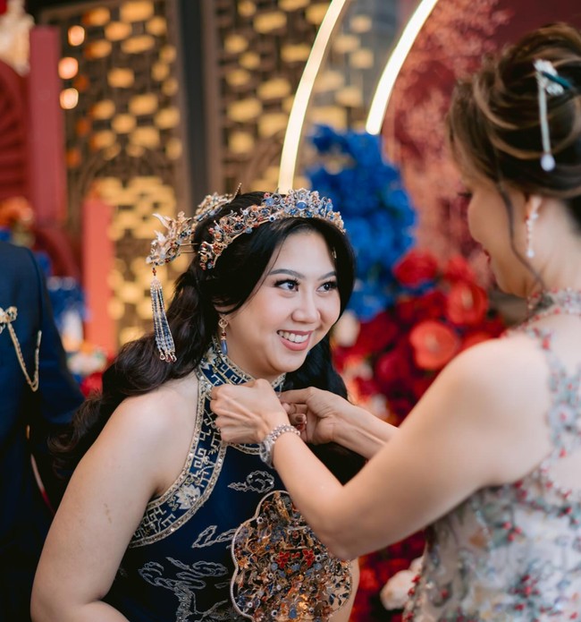 Dalam tradisi adat Tionghoa-Indonesia salah satu prosesi di acara tersebut ialah pemberian hadiah berharga dari calon mempelai pria kepada pasangannya, seperti kalungan. Dalam foto terlihat keluarga Cellos yang sedang memasangkan kalung ke leher Natasha. Foto: Instagram/@natashaput