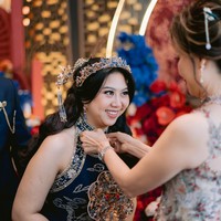 Dalam tradisi adat Tionghoa-Indonesia salah satu prosesi di acara tersebut ialah pemberian hadiah berharga dari calon mempelai pria kepada pasangannya, seperti kalungan. Dalam foto terlihat keluarga Cellos yang sedang memasangkan kalung ke leher Natasha. Foto: Instagram/@natashaput