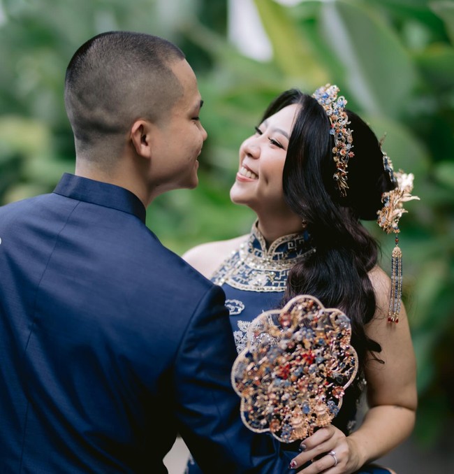 Dengan riasan natural hasil tangan MUA Vinki Hanafi, penampilan Natasha terlihat makin cantik. Eyeshadow soft peach dipadukan dengan lipstik pink kecoklatan membuat pesona Natasha makin terpancar. Foto: Instagram/@natashaput