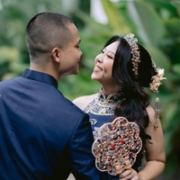 Dengan riasan natural hasil tangan MUA Vinki Hanafi, penampilan Natasha terlihat makin cantik. Eyeshadow soft peach dipadukan dengan lipstik pink kecoklatan membuat pesona Natasha makin terpancar. Foto: Instagram/@natashaput