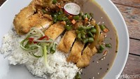 Chicken curry di sini disajikan dengan Gochuru atau bubuk cabai Korea. Aromanya agak membuat menggigit tetapi tetap enak dinikmati. Foto: detikcom/Riska Fitria