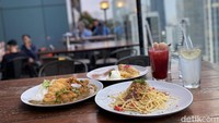 Selain suasananya, menu makanan yang ditawarkan di restoran ini juga tak kalah menarik, mulai dari menu Nusantara, Asia, hingga Western. Foto: detikcom/Riska Fitria