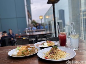 Sensasi Menikmati Korean Chicken Curry dari Ketinggian Lantai 17