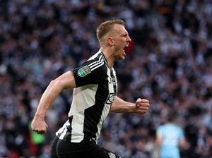 Bahagianya Dan Burn: Masuk Timnas, Cetak Gol di Final, Newcastle Juara