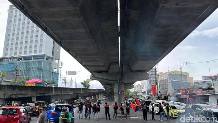 Demo tolak RUU TNI di Makassar.